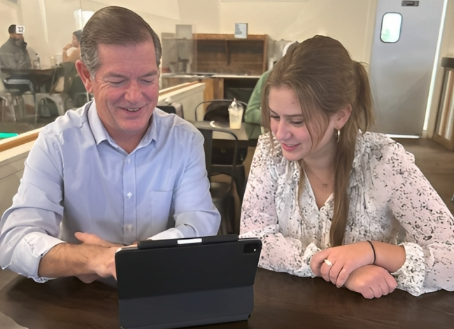 Jeff Pottinger & Amanda review her LinkedIn.  